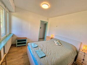 5 bedrooms, free WiFi, bed sheets