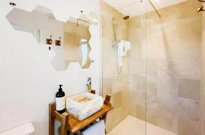 Shower, hair dryer, towels - Honey Bee Cottage, Tiny House, Welshpool (Welshpool)