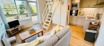 Honey Bee Cottage, Tiny House, Welshpool