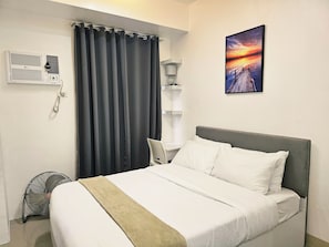 Studio Standard, vue sur la ville | Literie de qualité, lit avec matelas en mousse à mémoire, bureau