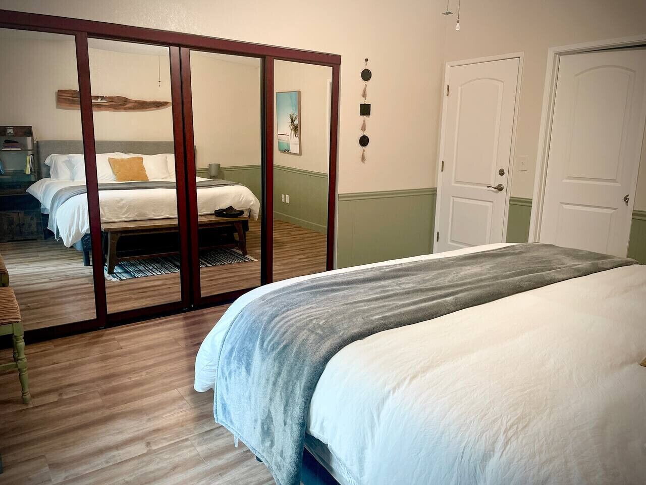 2 bedrooms, desk, WiFi, bed sheets