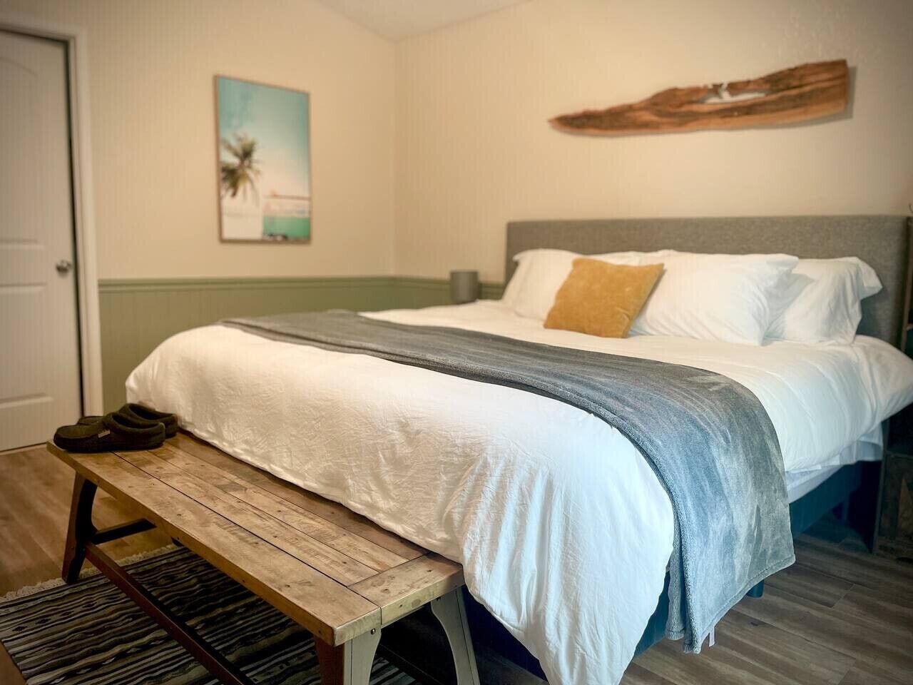 2 bedrooms, desk, WiFi, bed sheets