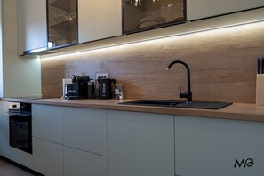 豪華公寓, 1 間臥室, 陽台, 山景 | 私人廚房 | 電冰箱、微波爐、烤箱、爐台