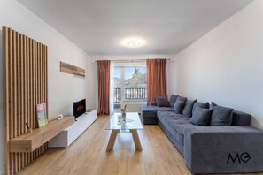 Deluxe Apart Daire, 1 Yatak Odası, Balkon, Dağ Manzaralı | Oturma alanı | Kablolu TV kanalları bulunan 125 cm akıllı televizyon, Netflix 