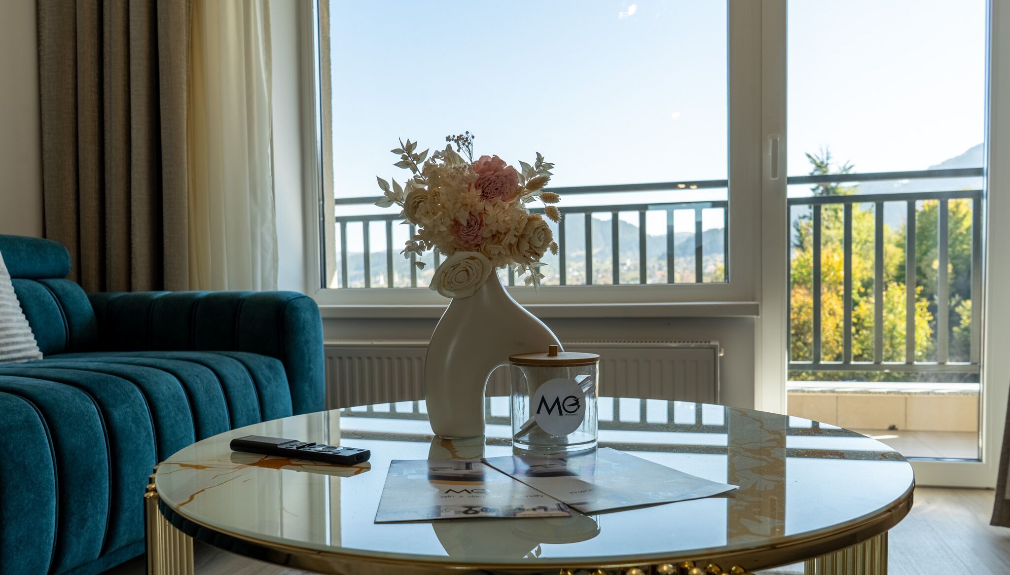 Leilighet – deluxe, 1 soverom, balkong, fjellutsikt | Oppholdsområde | En 125-centimeters smart-TV med kabel-kanaler samt Netflix