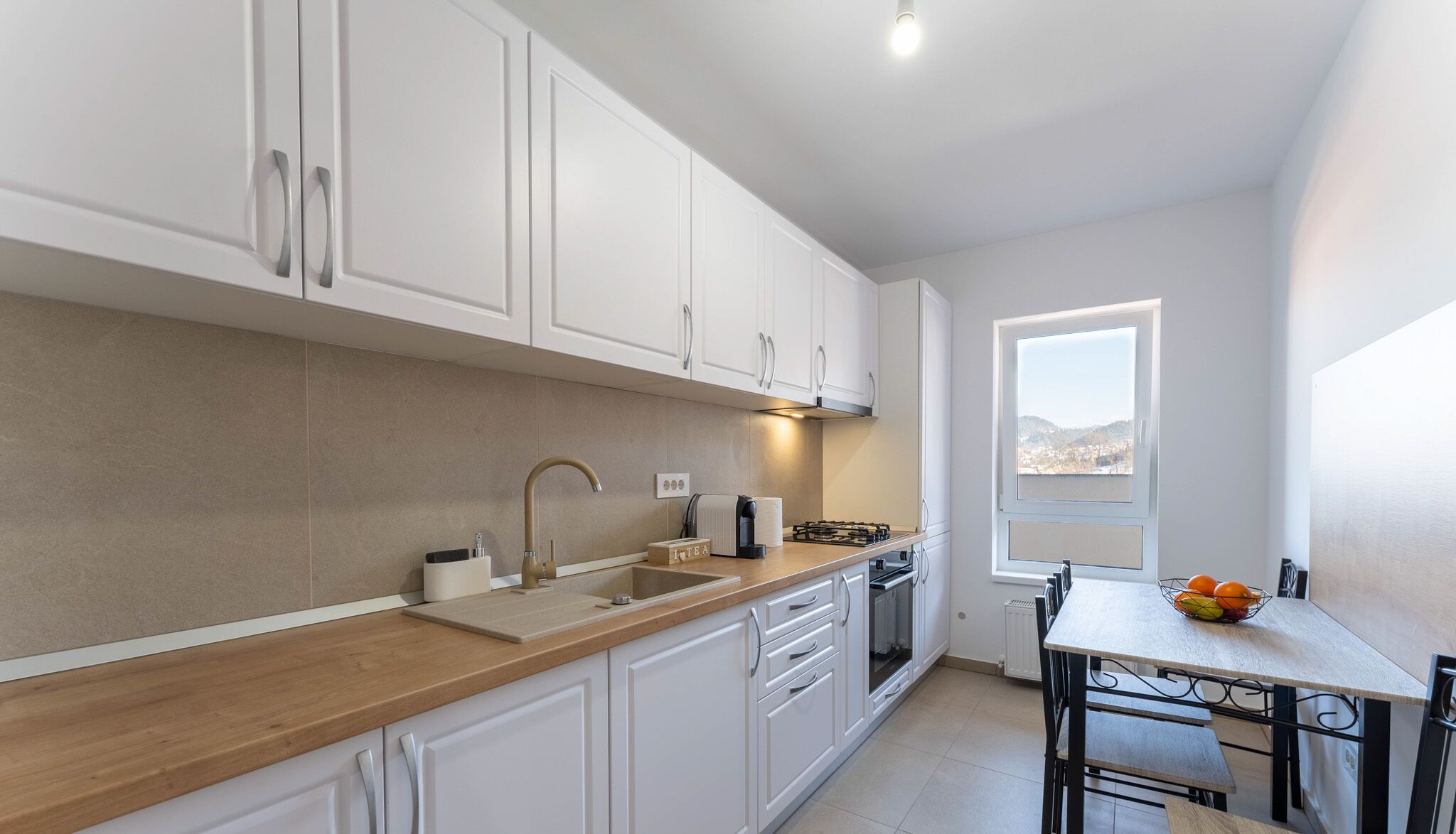 Departamento Deluxe, 1 habitación, balcón, vista a la montaña | Cocina privada | Refrigerador, microondas, horno y parrilla de estufa 