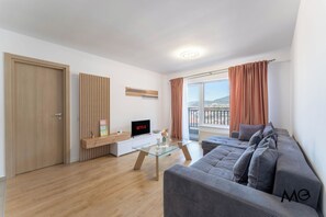 Deluxe Apartment, 1 Bedroom, Balcony, Mountain View | Living area | 125-cm Smart TV with cable channels, Netflix, streaming services - Noua Residence 2 (Brasov)