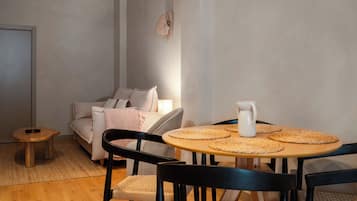 Studiolejlighed - brusekabine med kørestolsadgang | Individuelt design, individuel indretning, skrivebord