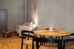 Individually decorated, individually furnished, desk, laptop workspace - Limehome Sevilla Calle Pureza (Seville)
