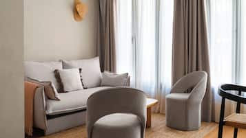 Estudio, 1 cama matrimonial y sofá cama | Decoración personalizada, muebles diferentes y escritorio