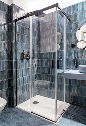 Estudio, 1 cama doble con sofá cama | Baño | Artículos de higiene personal ecológicos, secador de pelo y toallas