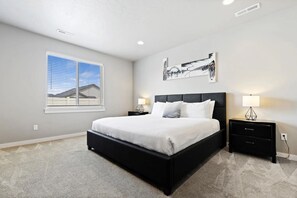 3 soverom, strykejern/-brett, reiseseng for barn og wi-fi (inkludert)