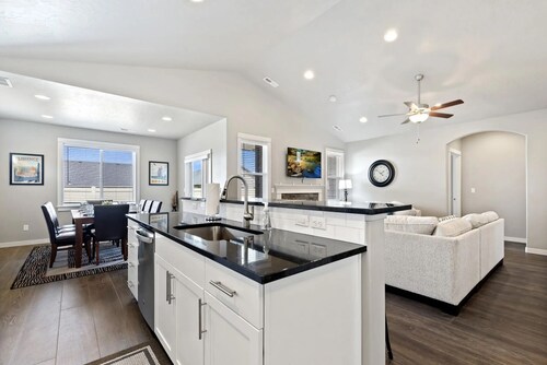 Spacious Nampa Stay | Minutes to Lake, Golf Course, Dining, Shops & I-84