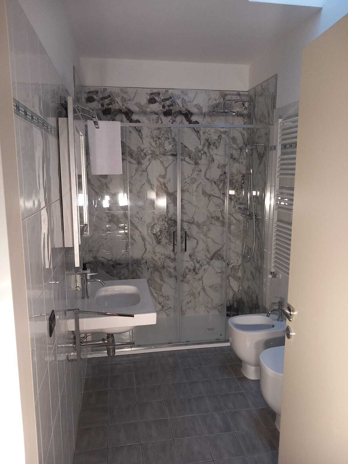 Doccia, asciugacapelli, bidet, asciugamani