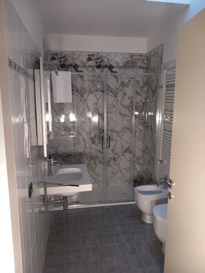 淋浴設備、風筒、坐浴桶、提供毛巾