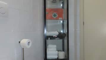 Regadera, secadora de cabello, bidet, toallas