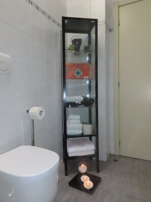 Dusche, Haartrockner, Bidet, HandtĂŒcher