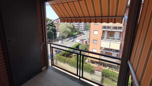 A balcony with a view of a parking lot and buildings. - Lucky House - Palace & Stadium (Venaria Reale)