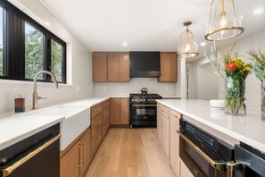 Geladeira, micro-ondas, fogĂŁo, cooktop