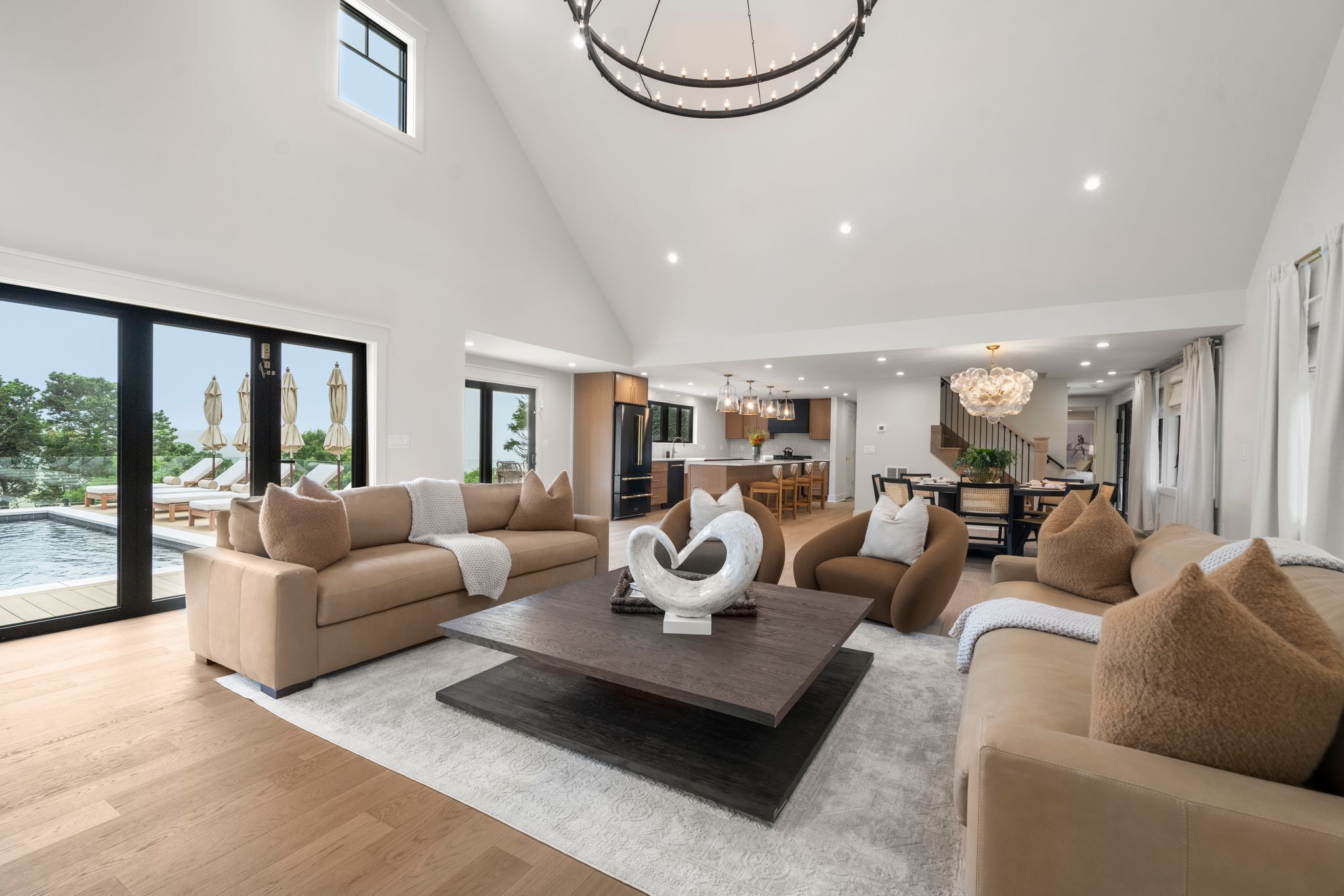 Smart TV, fireplace, stereo