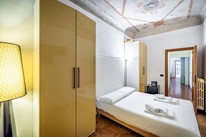 2 bedrooms, iron/ironing board, travel cot, free WiFi