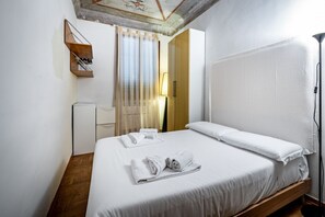 2 bedrooms, iron/ironing board, travel cot, free WiFi