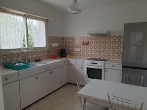 Private kitchen - SINGLE-STOREY HOUSE 700M FROM THE SEA - 2 BEDROOMS (Camiers)