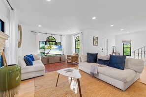 Smart TV, fireplace, offices - Discover your perfect getaway in this spacious and vibrant 4BR home featuring a sparkling private pool and a separate guest cottage. Perfect for families & groups seeking comfort, privacy, and easy access to all that West Palm Beach has to offer! (West Palm Beach)