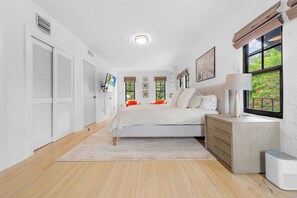 4 bedrooms, desk, iron/ironing board, travel cot