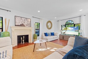 TV connectée, cheminée, espaces bureaux