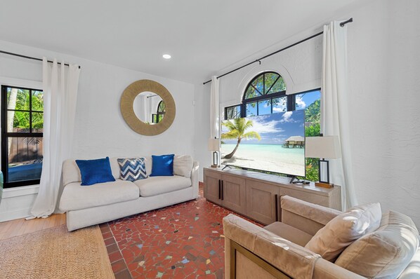 Smart TV, fireplace, offices - Discover your perfect getaway in this spacious and vibrant 4BR home featuring a sparkling private pool and a separate guest cottage. Perfect for families & groups seeking comfort, privacy, and easy access to all that West Palm Beach has to offer! (West Palm Beach)