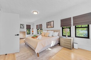 4 chambres, bureau, fer et planche à repasser, lit parapluie