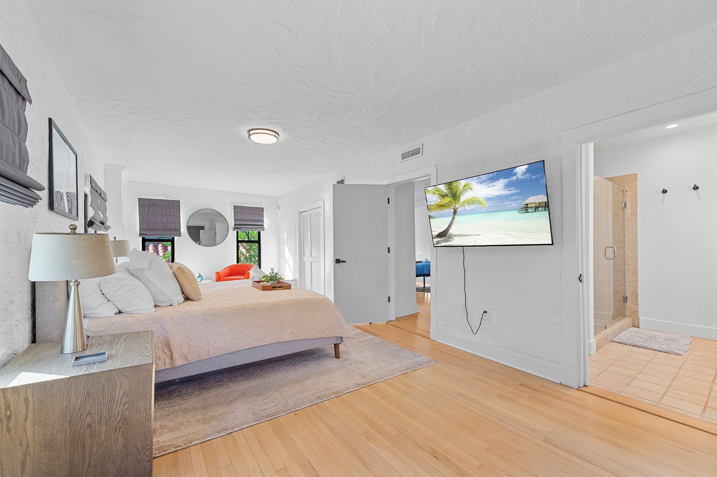 4 bedrooms, desk, iron/ironing board, travel cot