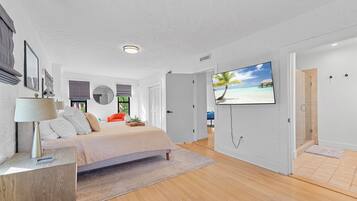 4 bedrooms, desk, iron/ironing board, travel cot