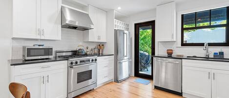 Frigorífico, microondas, horno y placa de cocina