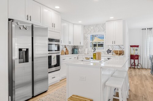 Castaway Cottage Near IMG and Beaches