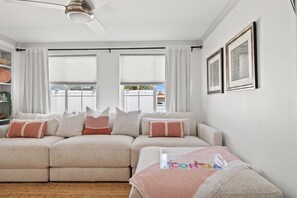 2 bedrooms, Internet - Stylish Villa Near Treasure Island Beaches (Treasure Island)