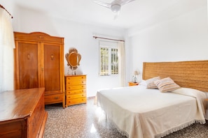 4 quartos, ferros/tábuas de passar roupa, roupa de cama