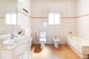 Een douche, een haardroger, handdoeken