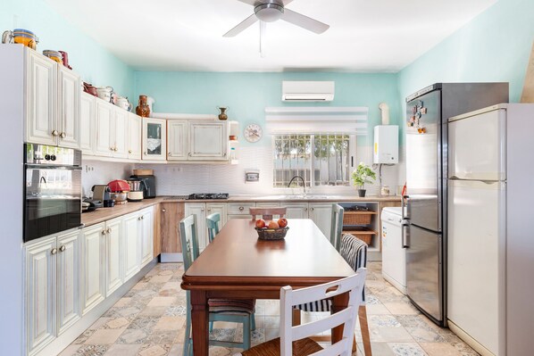 冷蔵庫、電子レンジ、オーブン、コンロ