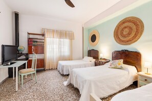 4 bedrooms, iron/ironing board, bed sheets