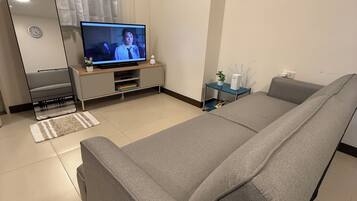 Condo, balcon, vue sur la ville | Aire de séjour