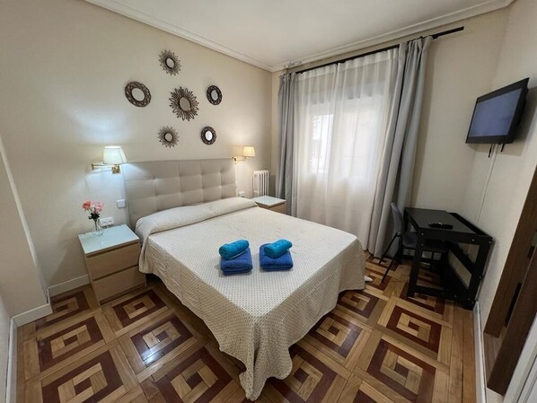 Double Room, Shared Bathroom | Desk, iron/ironing board, free WiFi - Rooms Maldonado (Madrid)