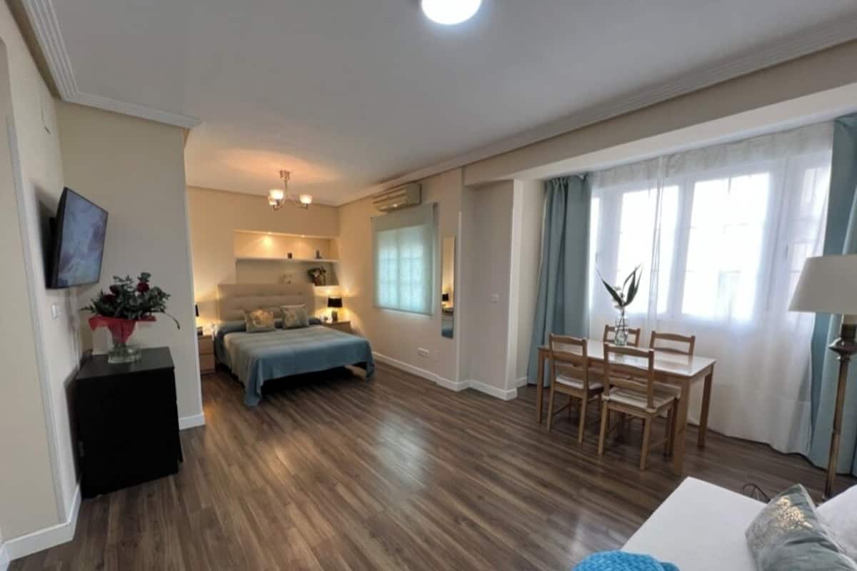 Vierpersoonskamer, gedeelde badkamer | Een bureau, een strijkplank/strijkijzer, gratis wifi