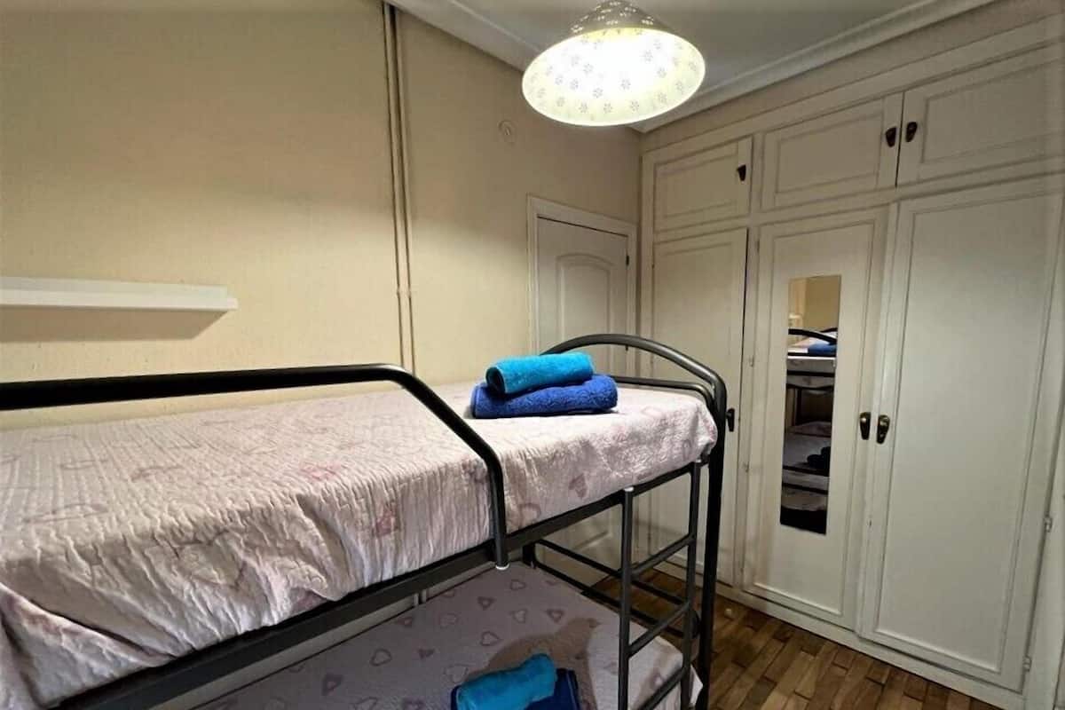 Kamer, 1 twee- of 2 eenpersoonsbedden, gedeelde badkamer | Een bureau, een strijkplank/strijkijzer, gratis wifi