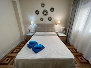 Double Room, Shared Bathroom | Desk, iron/ironing board, free WiFi - Rooms Maldonado (Madrid)