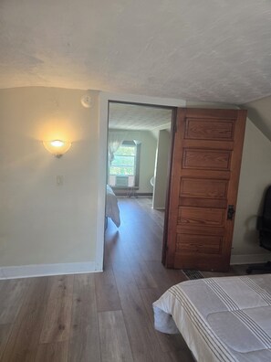 5 bedrooms, iron/ironing board, WiFi, bed sheets