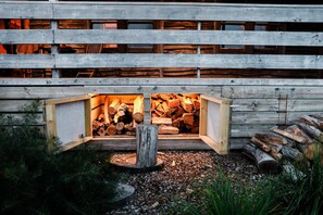 Property grounds - Rustic country lodge with spectacular fire pit and nearby hiking trails (Hallston)