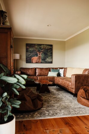 Smart TV, fireplace - Rustic country lodge with spectacular fire pit and nearby hiking trails (Hallston)