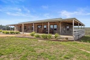 Exterior - Rustic country lodge with spectacular fire pit and nearby hiking trails (Hallston)